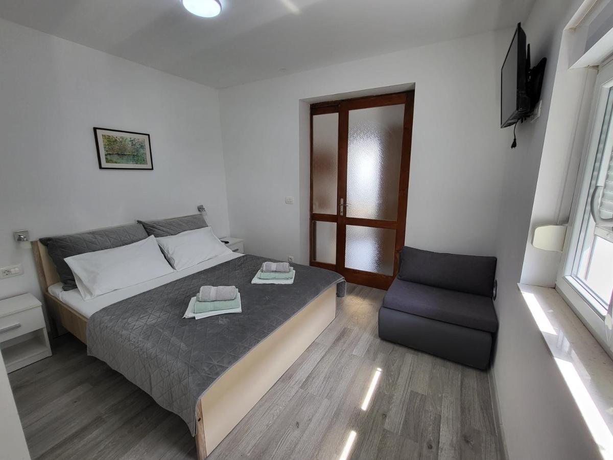 Apartment E&a