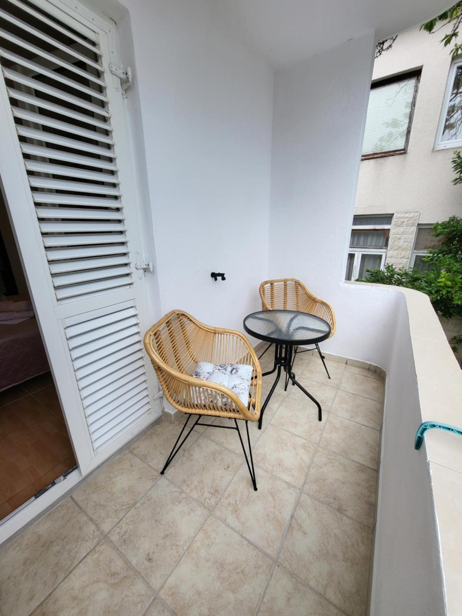 Apartment E&a *